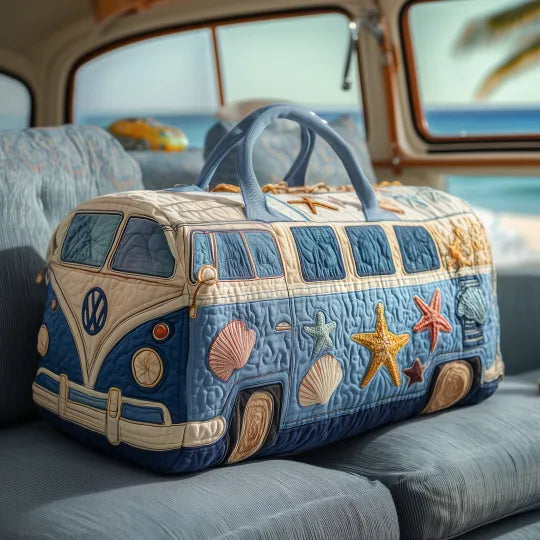 Putna torba inspirirana plažom s prošivenim uzorkom i hippie kombijem